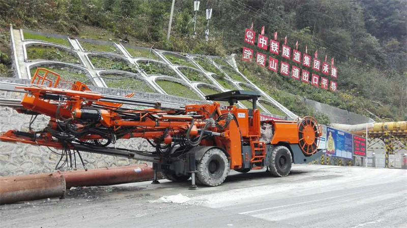 中鐵工程裝備三臂鑿巖臺車順利抵達黔張常鐵路武陵山隧道