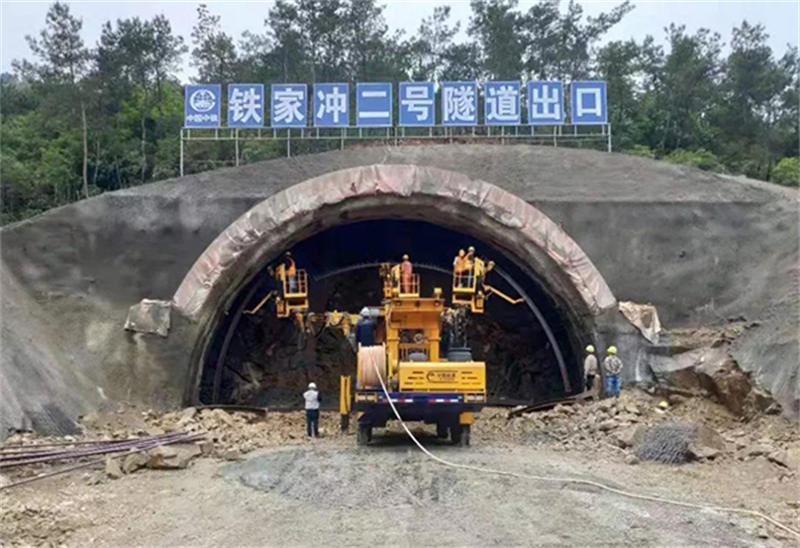 點贊！中鐵裝備三臂三籃拱架安裝臺車高效立拱作業受到中鐵四局黃黃項目致信贊揚！